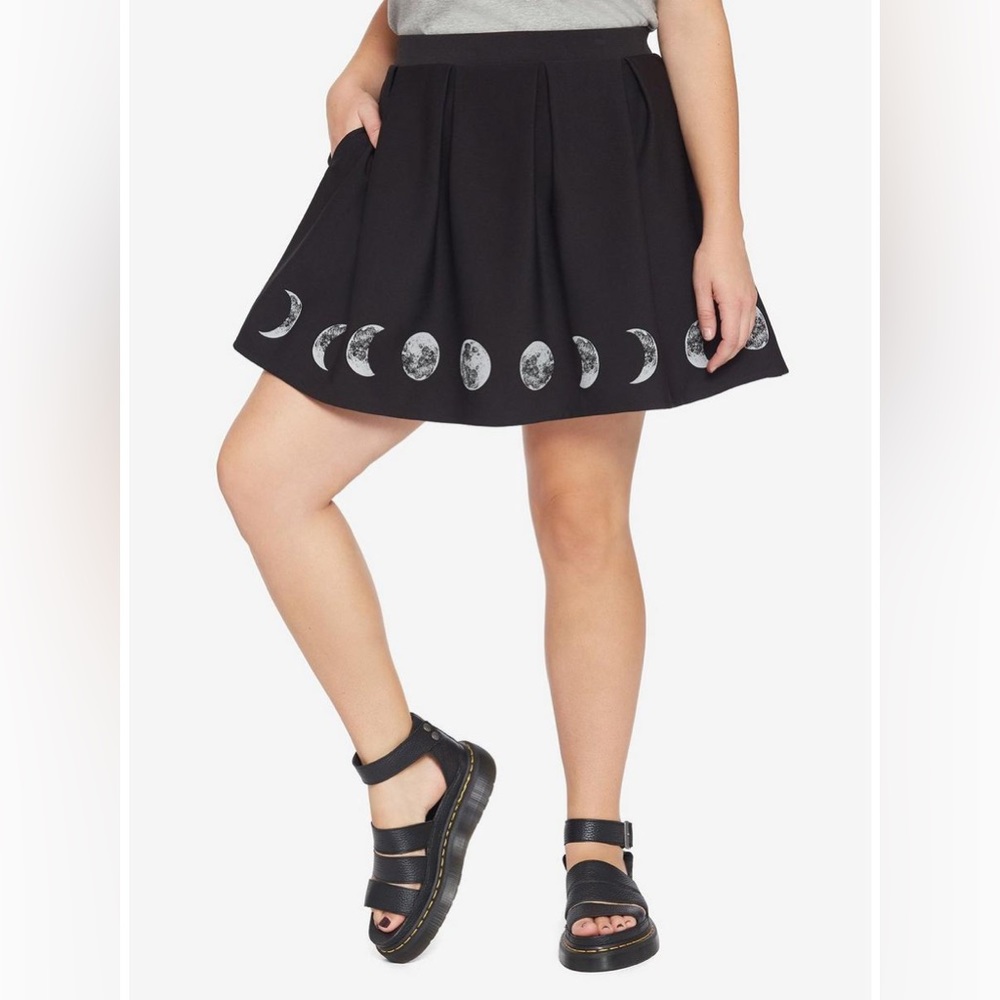 Black Moon Phase Pleated Skirt